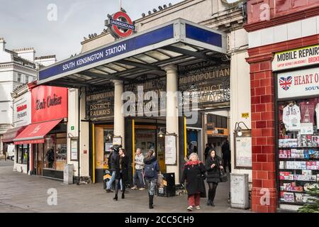 Eingang zur U-Bahnstation South Kensington, London, Großbritannien Stockfoto