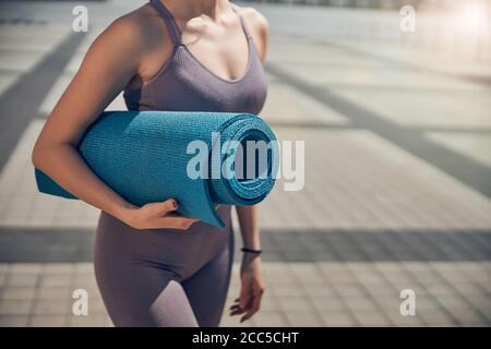 Svelte kaukasische Frau, die an einem sonnigen Tag im Freien steht Stockfoto