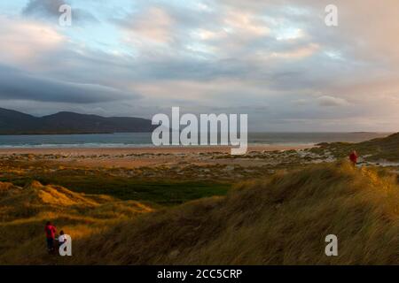 Menschen, die in Dünen hinter Trawmore Beach, County Donegal Stockfoto