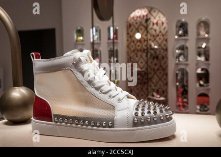 Christian Louboutin Designer Schuhe am Saks Fifth Avenue Flagship Store in New York City, USA Stockfoto