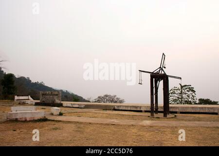 Große hölzerne Schaukel am Aussichtspunkt von Pang Ma Pha Scenic Point und Luk Khao Lam Aussichtspunkt für thailänder und Ausländische Reisende Reise Besuch in Morning tim Stockfoto