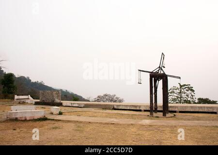 Große hölzerne Schaukel am Aussichtspunkt von Pang Ma Pha Scenic Point und Luk Khao Lam Aussichtspunkt für thailänder und Ausländische Reisende reisen Besuch am Morgen whi Stockfoto