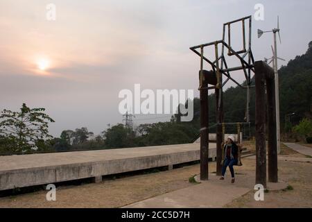 Reisende thai Frauen sitzen spielen große hölzerne Schaukel am Aussichtspunkt Von Pang Ma Pha Scenic Point und Luk Khao Lam Aussichtspunkt mit Nebel oder Nebel am Morgen Stockfoto