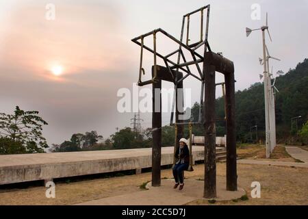 Reisende thai Frauen sitzen spielen große hölzerne Schaukel am Aussichtspunkt Von Pang Ma Pha Scenic Point und Luk Khao Lam Aussichtspunkt mit Nebel oder Nebel am Morgen Stockfoto