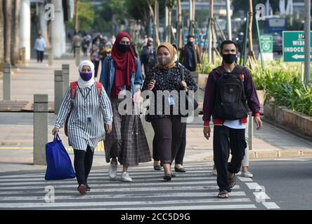 (200819) -- JAKARTA, 19. August 2020 (Xinhua) -- Menschen mit Gesichtsmasken überqueren eine Straße in Jakarta, Indonesien, 19. August 2020. Die COVID-19-Fälle in Indonesien stiegen innerhalb eines Tages um 1,902 auf 144,945, wobei die Zahl der Todesopfer um 69 auf 6,346 stieg, teilte das Gesundheitsministerium am Mittwoch mit. (Xinhua/Zulkarnain) Stockfoto