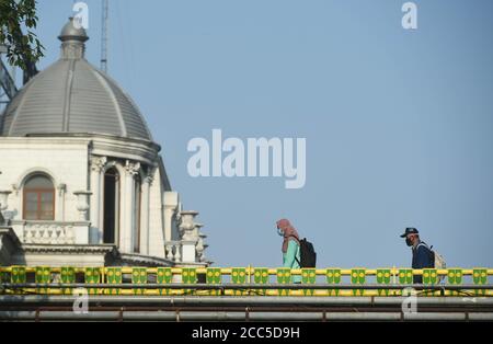 (200819) -- JAKARTA, 19. August 2020 (Xinhua) -- Menschen mit Gesichtsmasken überqueren eine Brücke in Jakarta, Indonesien, 19. August 2020. Die COVID-19-Fälle in Indonesien stiegen innerhalb eines Tages um 1,902 auf 144,945, wobei die Zahl der Todesopfer um 69 auf 6,346 stieg, teilte das Gesundheitsministerium am Mittwoch mit. (Xinhua/Zulkarnain) Stockfoto