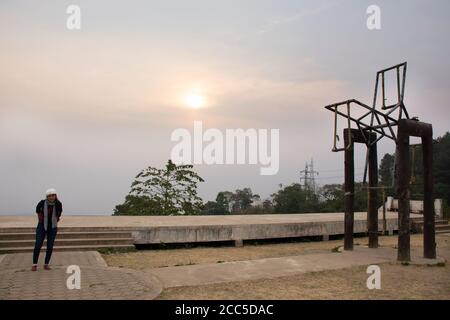 Reisende thai Frauen sitzen spielen große hölzerne Schaukel am Aussichtspunkt Von Pang Ma Pha Scenic Point und Luk Khao Lam Aussichtspunkt mit Nebel oder Nebel am Morgen Stockfoto