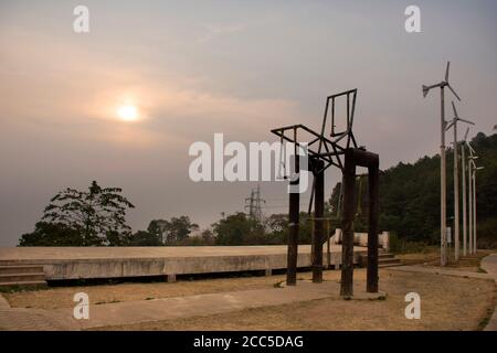 Große hölzerne Schaukel am Aussichtspunkt von Pang Ma Pha Scenic Point und Luk Khao Lam Aussichtspunkt für thailänder und Ausländische Reisende reisen Besuch am Morgen whi Stockfoto