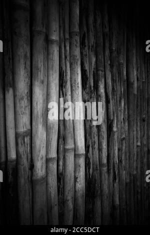 Traditionelle alte alte alte Bambushüttenwand in schwarz und weiß Bild Stockfoto