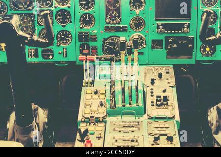 Innenraum eines alten Vintage-Passagierflugzeug-Cockpits Stockfoto