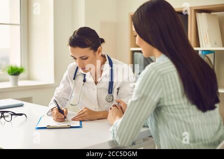 Gesundheitswesen und Medizin. Junge Frau beim Arzt im Krankenhaus. Weibliche Patientin Beratung mit Arzt in der Klinik Stockfoto