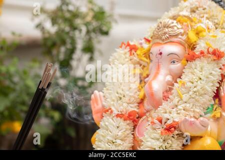 Weihrauch oder Agarbatti Sticks vor lord vinayaka oder Ganesha während der Anbetung während ganesha chaturthi oder vinayaka Festival Zeremonie. Stockfoto