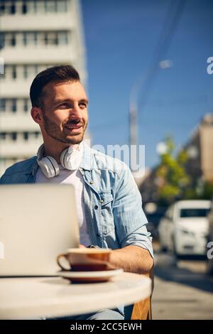 Netter junger Mann, der tief in Gedanken ist Stockfoto