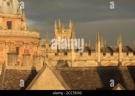 Dächer, Türme von Oxford, England; Blick auf die Codrington Library, All Souls Stockfoto