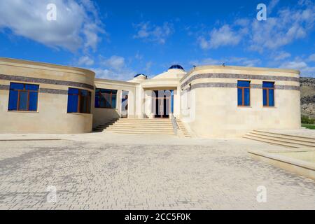 Gobustan National Park Museum befindet sich im Gobustan State Reserve in der Nähe von Baku, Aserbaidschan. Museumskomplex mit archäologischen Materialien. Stockfoto