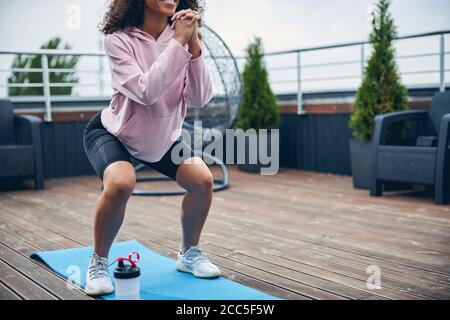 Junge Dame im Turnoutfit, die im Frühling Sport im Freien genießt Stockfoto