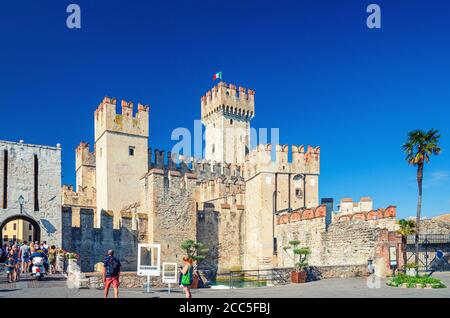 Sirmione, Italien, 11. September 2019: Scaligero Castle Castello Festung aus der Scaliger Ära, historisches Zentrum von Sirmione Stadt am Gardasee, mittelalterliche Burg mit Steintürmen Backsteinmauern, Lombardei Stockfoto