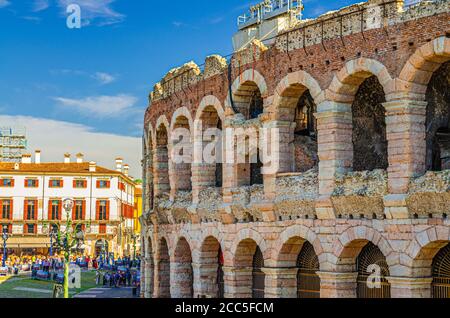 Verona, Italien, 12. September 2019: Die Verona Arena Kalksteinmauern mit Bogenfenstern in Piazza Bra Platz historischen Stadtzentrum, römisches Amphitheater Arena di Verona alten Gebäude, Region Venetien Stockfoto