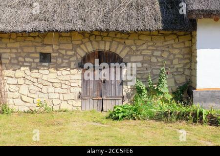 Altes Landhaus mit Strohdach. Dorf bewahrt rustikale Traditionen und Kultur. Stockfoto