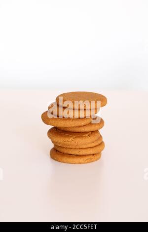 McVitie's Ginger Nuts Stapel von Keksen in einem Stapel isoliert Auf weißem Hintergrund Stockfoto