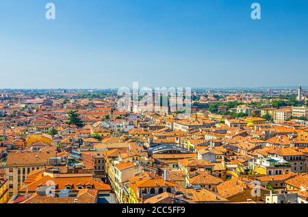 Luftaufnahme des historischen Zentrums von Verona Citta Antica mit roten Dachziegeln. Panoramablick auf das Stadtbild von Verona. Blauer Himmel Hintergrund kopieren Raum. Region Venetien, Norditalien Stockfoto