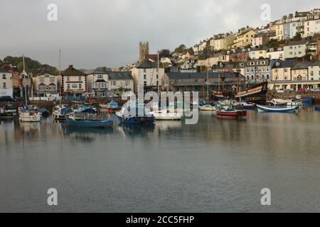 Innenhafen, mit festgetäuten Booten und Replik Golden Hind, Brixham, Devon, UK Stockfoto