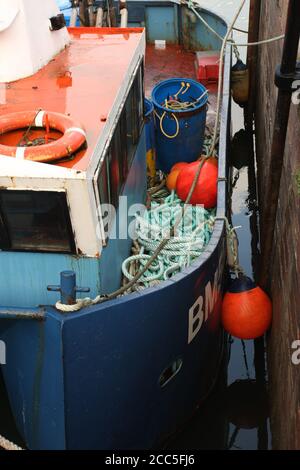 Fischerboot neben Seilen, Boys; Brixham, Devon, UK Stockfoto