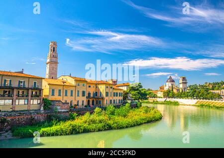 Verona Stadtbild mit Gebäuden am Ufer der Etsch, San Giorgio in Braida römisch-katholische Kirche und Duomo di Verona Glockenturm Campanile, historische Innenstadt, blauer Himmel, Region Venetien, Italien Stockfoto