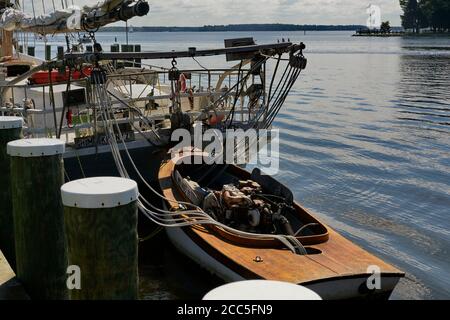 Ein benzinbetriebenes Schnellboot ist an einem Chesapeake Bay-Skippjack in st. Dr. med. Michaels Stockfoto