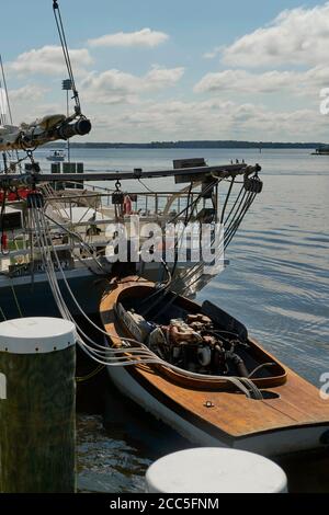 Ein benzinbetriebenes Schnellboot ist an einem Chesapeake Bay-Skippjack in st. Dr. med. Michaels Stockfoto