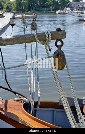 Ein benzinbetriebenes Schnellboot ist an einem Chesapeake Bay-Skippjack in st. Dr. med. Michaels Stockfoto