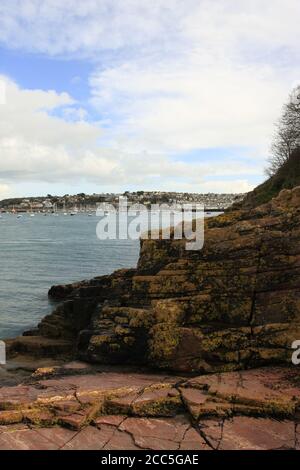 Blick auf den äußeren Hafen von Brixham von Battery Gardens, verankerten Booten, Kalksteinfelsen und Berry Head Stockfoto