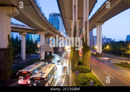Shanghai, China, Asien - Hochstraßen in der Kreuzung von Yan an Road und Chongging in Shanghai. Stockfoto