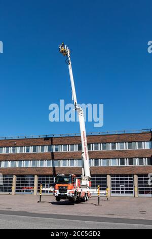 Feuerwehrmann übt mit dem Hebebühnen des Sisu-Luftfeuermotors vor der Kallio-Feuerwehr in Helsinki, Finnland Stockfoto