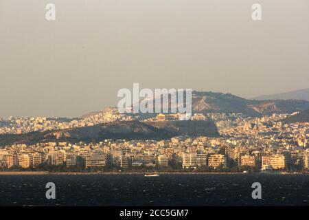 Blick auf Athen vom Meer Stockfoto