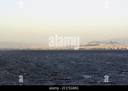 Blick auf Athen vom Meer Stockfoto