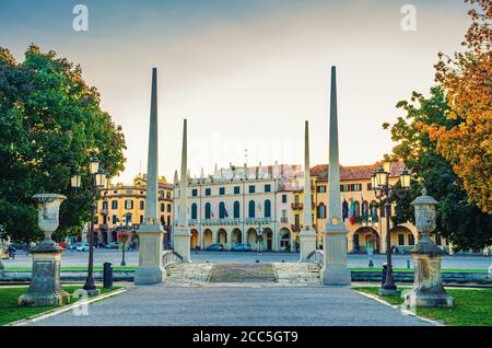 Padua Stadtbild mit Statuen in der Nähe Brücke über kleinen Kanal auf der Piazza Prato della Valle Platz in der Altstadt, Padua Stadt, Region Venetien, Italien Stockfoto