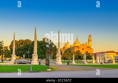 Padua Stadtbild mit Statuen in der Nähe Brücke über kleinen Kanal auf der Piazza Prato della Valle Platz in der Altstadt, Abtei von Santa Giustina Kirche, Padua Stadt, Region Venetien, Italien Stockfoto