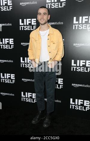 LOS ANGELES - SEP 13: Alex Monner bei The Life Itself LA Premiere im ArcLight Theater am 13. September 2018 in Los Angeles, CA Stockfoto