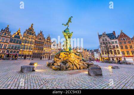 Grote Markt von Antwerpen, Belgien bei Dämmerung. Stockfoto