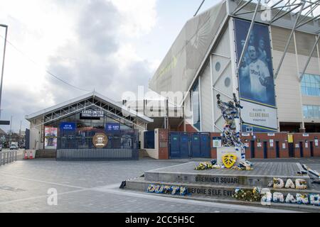 Leeds United Fußballgeschäft und Stadioneingang mit Bremer Square Und eine Statue von Billy Bremner Stockfoto