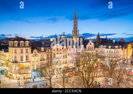 Brüssel, Belgium plaza und Skyline mit dem Rathausturm in der Abenddämmerung. Stockfoto