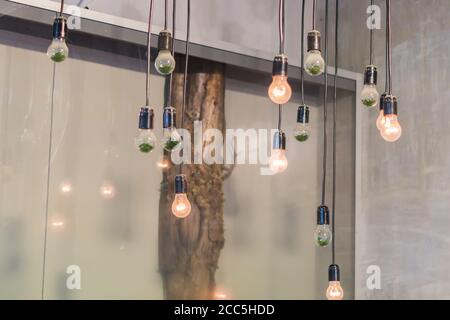 Loft-Innenausstattung. Hängelampen mit Leuchten an Stockfoto