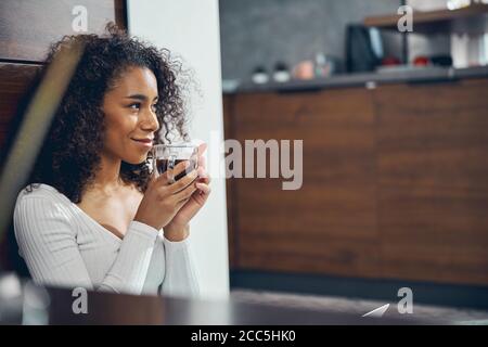 Hübsche Dame in einem Pullover schaut weg Stockfoto