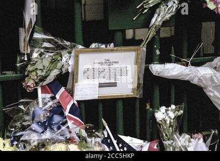 Royal Marines Prayer Floral Tributes vor den Royal Marine Barracks in der Durnford Street, Plymouth für 8 Leben, die bei einem Sea Knight Hubschraubercrash verloren wurden Stockfoto