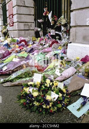 Floral Tributes vor den Royal Marine Barracks in der Durnford Street, Plymouth für 8 Leben, die bei einem Sea Knight Hubschraubercrash südlich des Kuwait bo verloren wurden Stockfoto