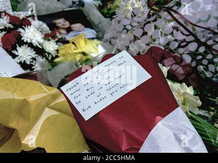 Floral Tributes vor den Royal Marine Barracks in der Durnford Street, Plymouth für 8 Leben, die bei einem Sea Knight Hubschraubercrash südlich des Kuwait bo verloren wurden Stockfoto