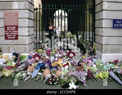 Floral Tributes vor den Royal Marine Barracks in der Durnford Street, Plymouth für 8 Leben, die bei einem Sea Knight Hubschraubercrash südlich des Kuwait bo verloren wurden Stockfoto