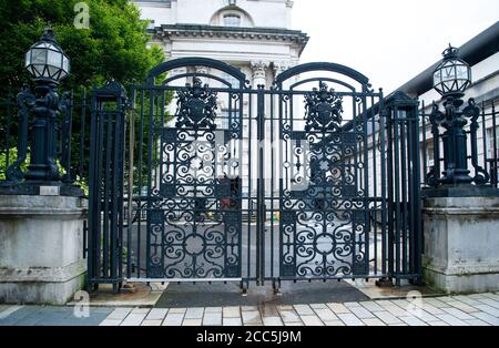 Interessantes Metalltor zu den Royal Courts of Justice, Belfast City, Northern Iralnd, UK Stockfoto