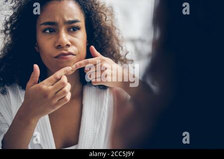 Ernsthafte junge Frau, die ein Schönheitsverfahren durchführt Stockfoto